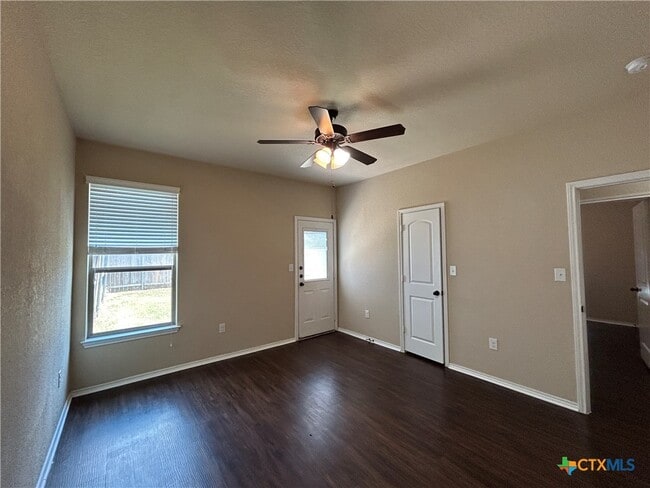 Building Photo - 697 Creekside Cir