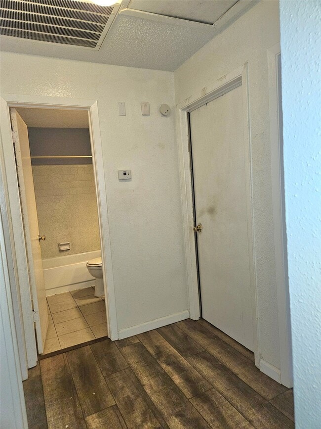 Building Photo - 10810 Parkland Woods Dr