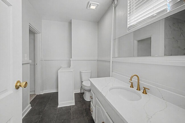 Building Photo - 1008 N Van Buren St