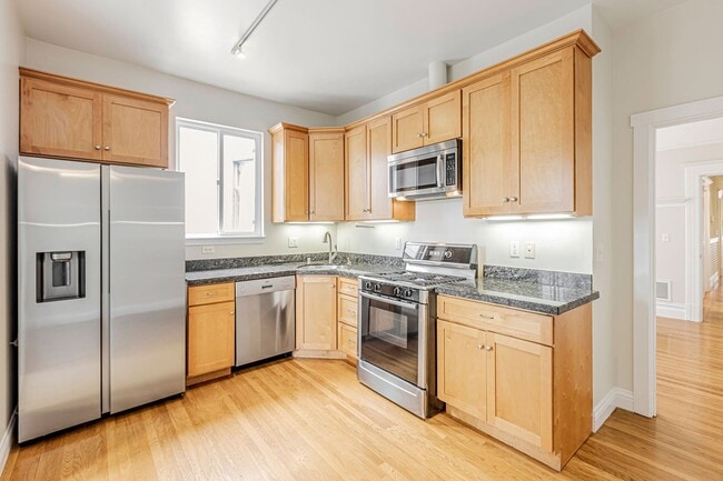 Building Photo - Stylish Top-Floor Two Bedroom and One and ...