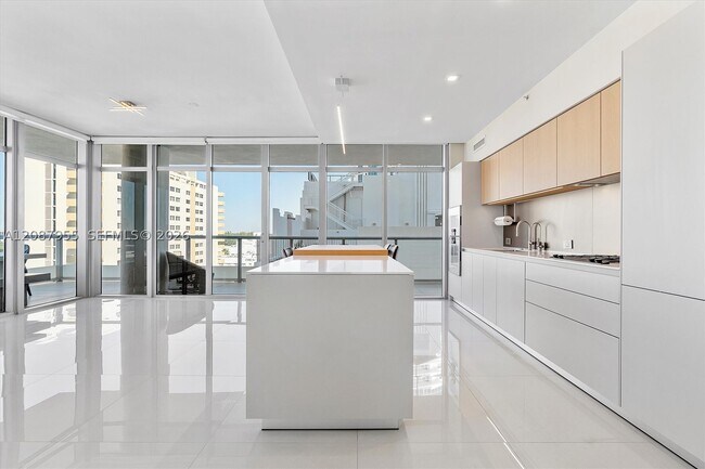 Building Photo - 3737 Collins Ave