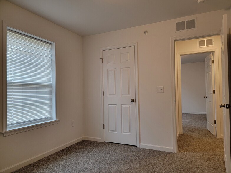 Building Photo - 144 Robert Cir