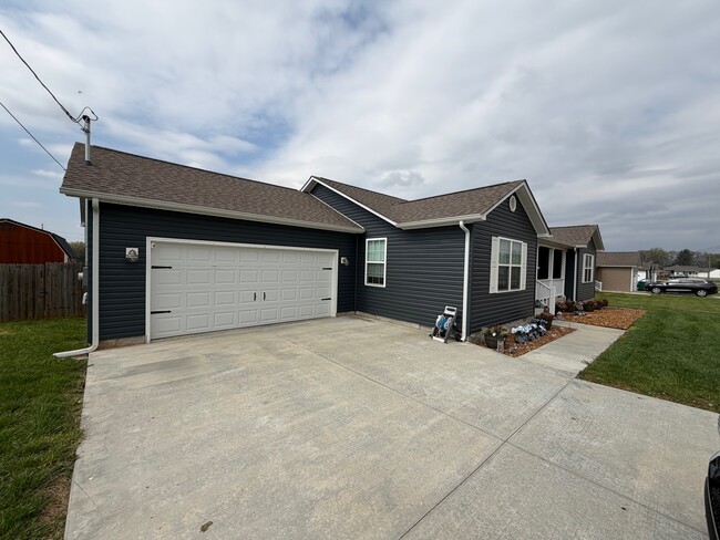 Building Photo - 605 Strawberry Dr