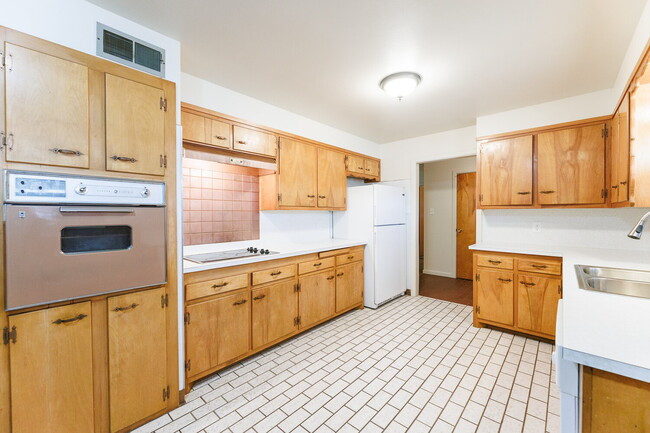 Building Photo - Remodeled throughout, 3/2/1