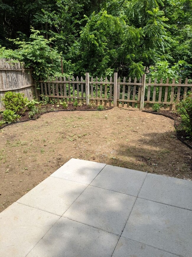 Building Photo - Renovated 3BR/1BA Townhouse in Edgemoor Gardens!