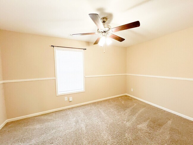 Building Photo - 2 Bedroom 1.5 Bath Townhome