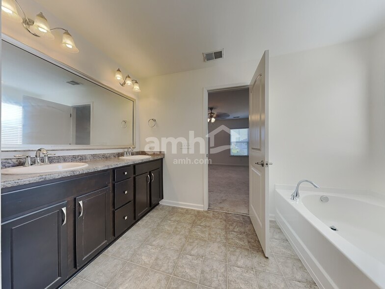 Building Photo - 11 Invierno Lake Dr