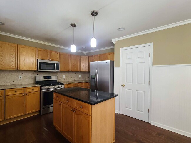 Building Photo - 5 BR, 4 BA Colonial in Lee's Hill