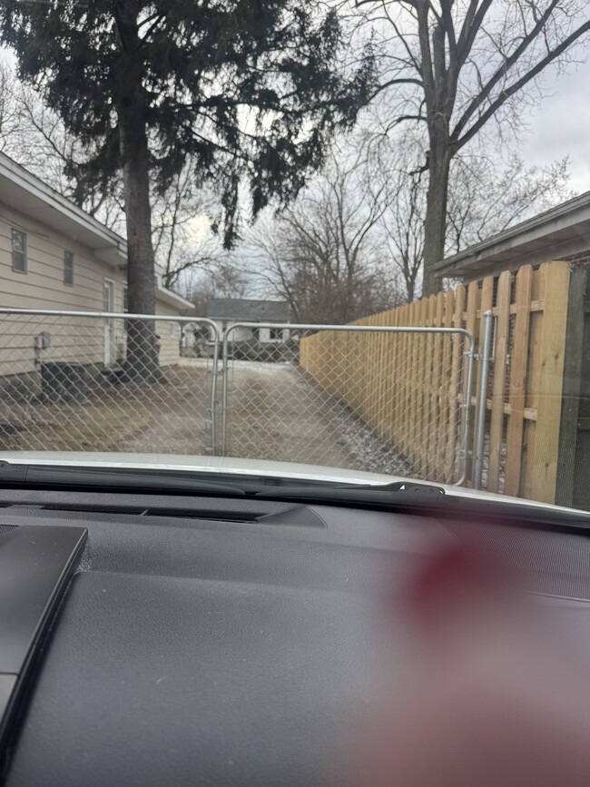 Building Photo - 915 Dempster St