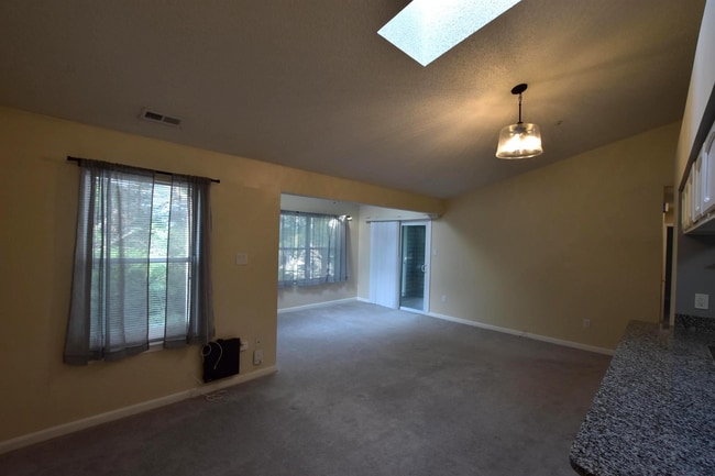 Building Photo - Spacious and Sunlit 2BR/2BA Condo with Por...