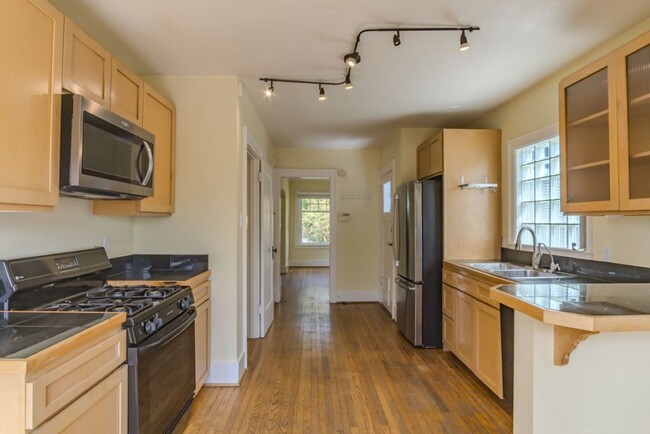Building Photo - 3Bd/1.75Ba Seattle House