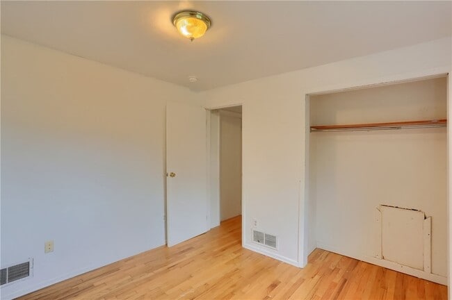 Building Photo - 448 Brierly Ln