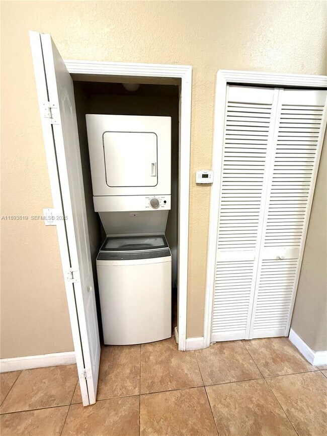 Building Photo - 1656 SE 29th Ct