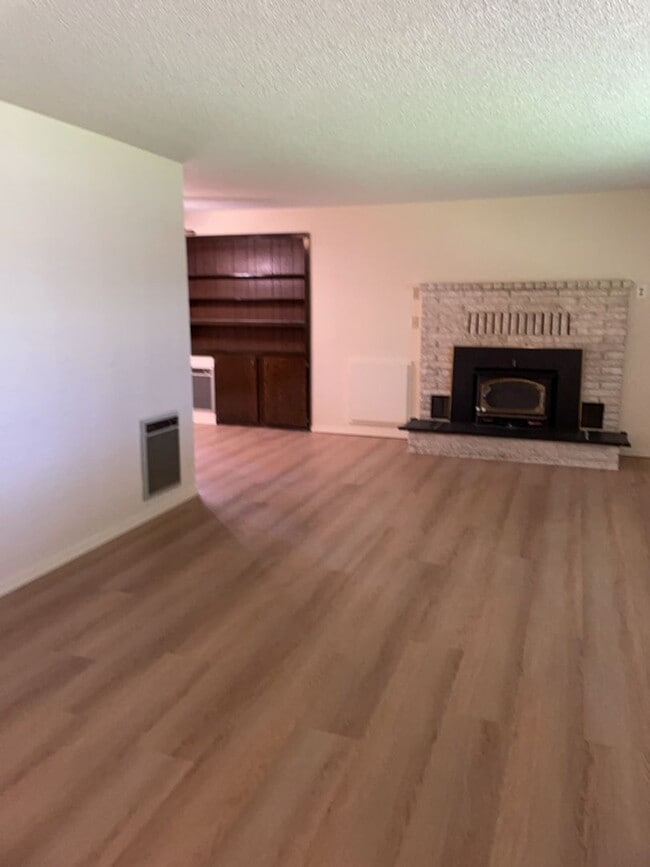 Building Photo - Newly updated - 3 Bedroom 1.5 Bath 2 Car G...