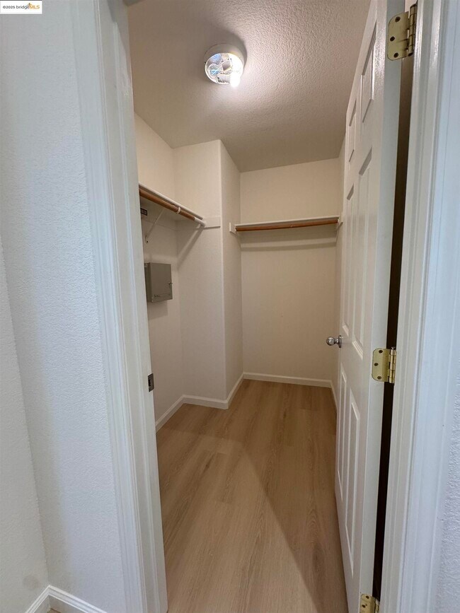 Building Photo - 4558 Mirror Ct