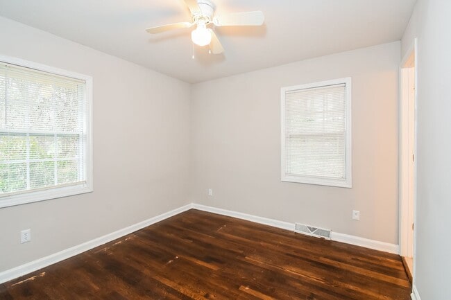 Building Photo - Gorgeous 3BR Home with Covered Parking in Prime Kennesaw Location