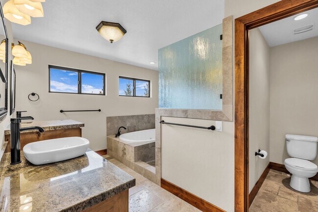 Building Photo - Stunning Mountain Retreat