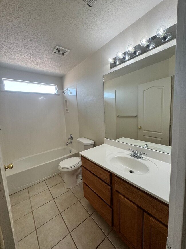 Building Photo - 4 bed 2.5 bath home in Huning Ranch