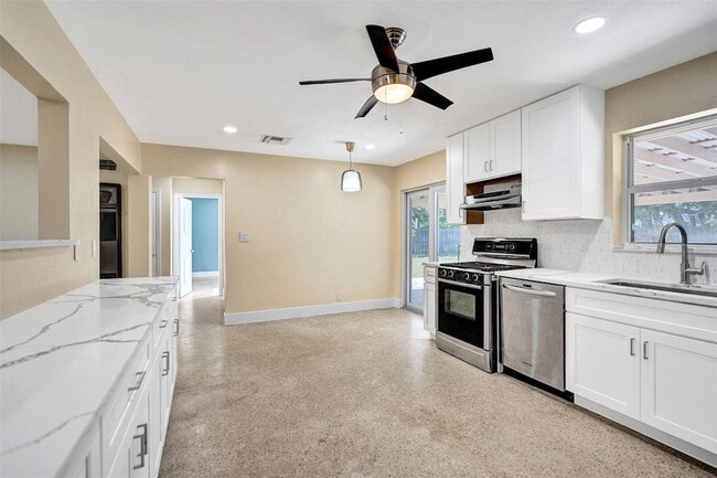 Building Photo - 820 SE 4th Ave