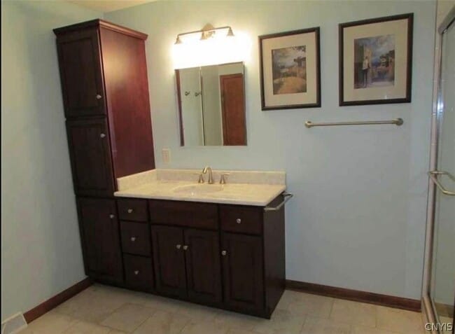 Building Photo - 372 Summerhaven Dr N