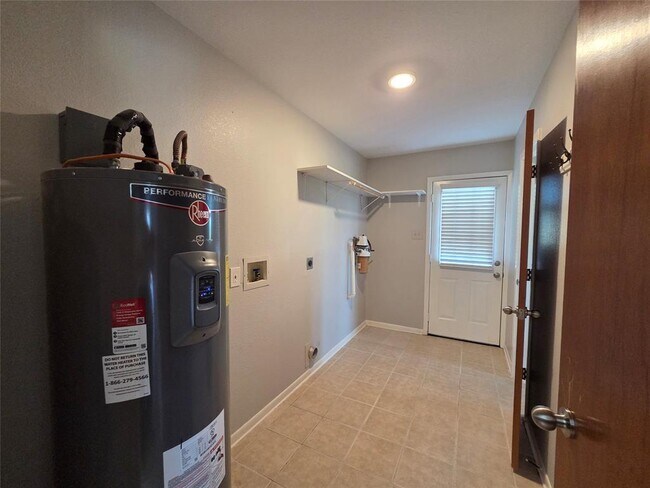 Building Photo - 21600 Long Hill Dr