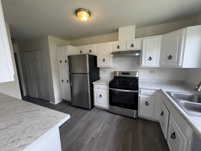Building Photo - 10 Fernwood Dr