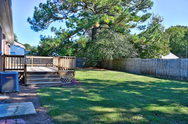 Building Photo - 3 BDRM / 2.5 BATH with FENCED BACKYARD - WINDSOR WOODS!