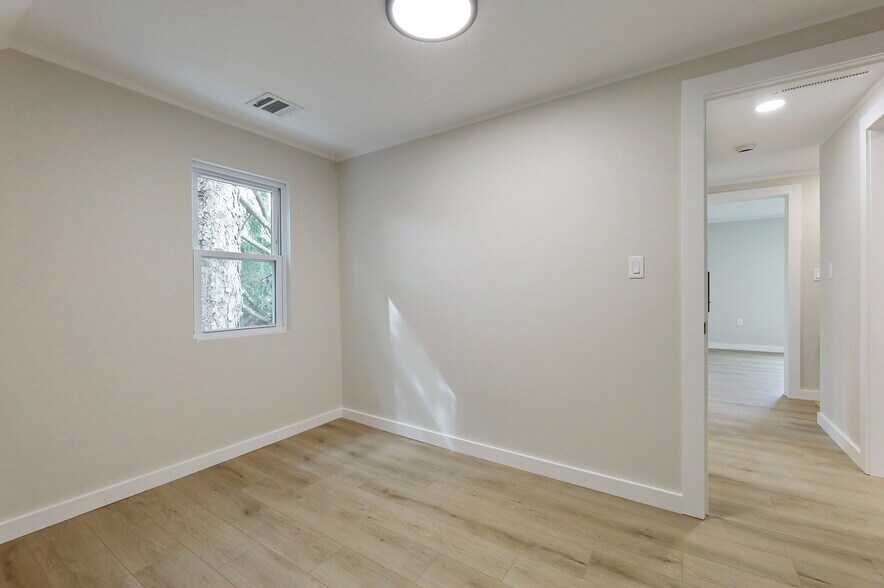 Building Photo - 205 Island Rd