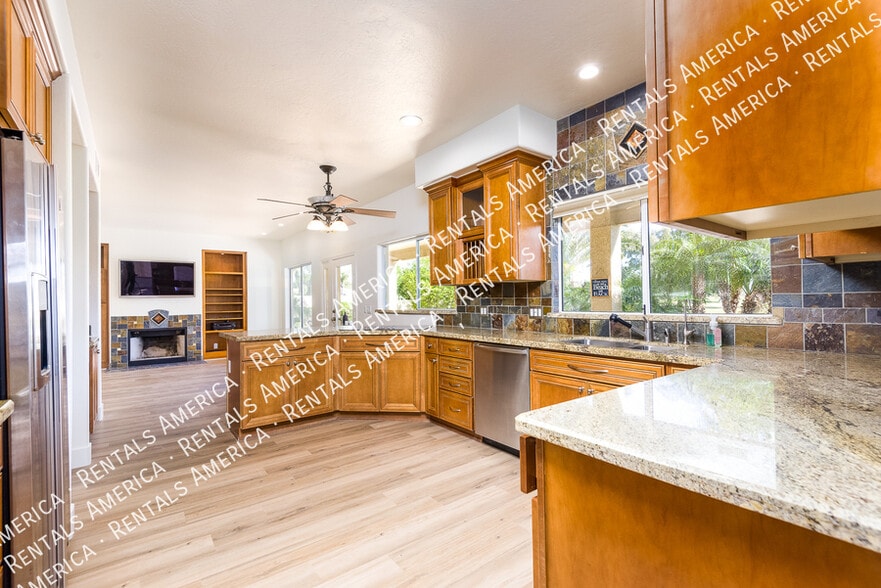 Building Photo - 2342 W Hemlock Ct