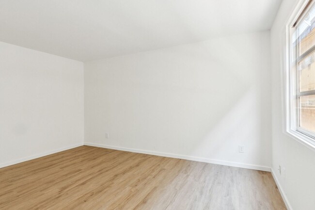 Building Photo - Newly Renovated 1BD Condo Available Soon! ...