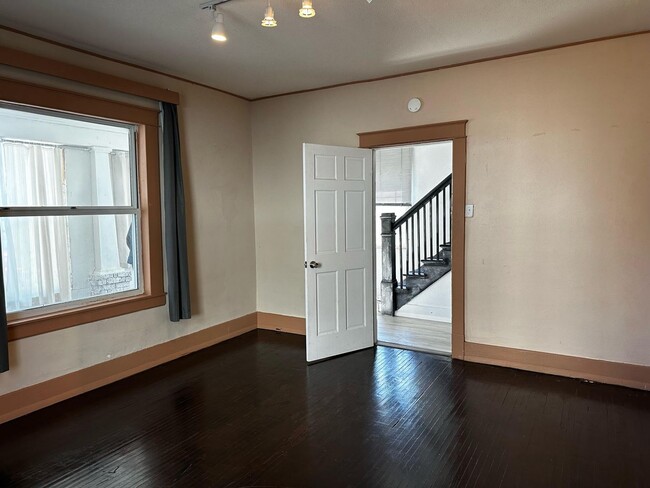 Building Photo - 3 bd, 1 ba house just north of downtown, w...