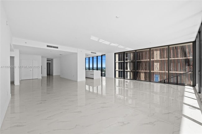 Building Photo - 700 NE 24th St