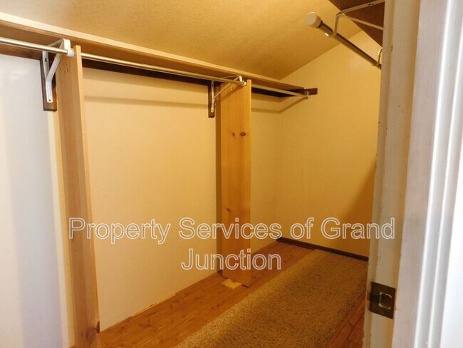 Building Photo - 2338 1/2 Rattlesnake Court