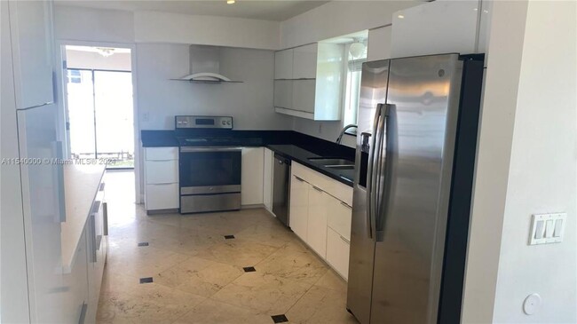 Building Photo - 3 bedroom in Miami FL 33180