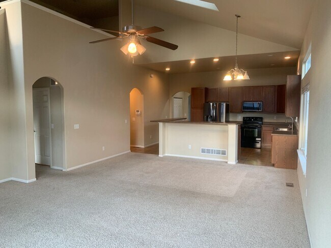 Building Photo - Gorgeous 7 Bed/3.5 Bath Home for Rent in C...