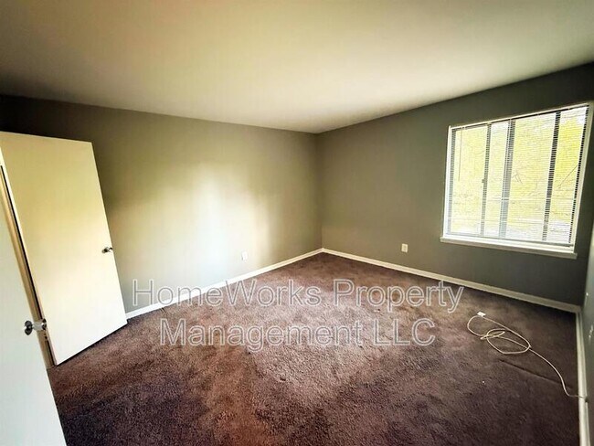 Building Photo - 9633 White Acre Rd