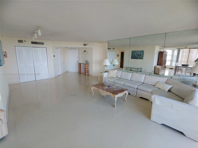 Building Photo - 19101 NE 36th Pl