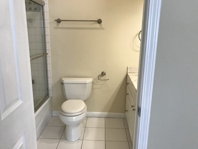 Building Photo - Beautiful 3 Bedroom 2 Bathroom West Hills Home! Great Location! Ready for Move-In!