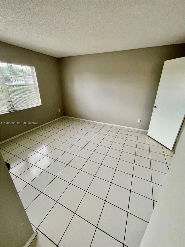 Building Photo - 5532 SW 22nd St