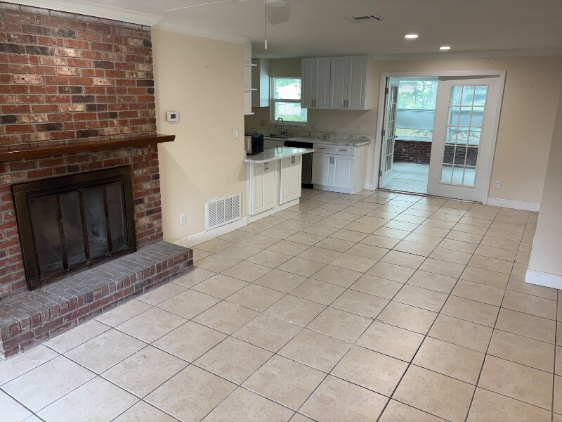 Building Photo - 240 W Gardenia Dr