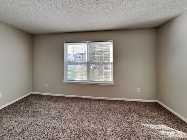 Building Photo - 2220 Lakecrest Dr