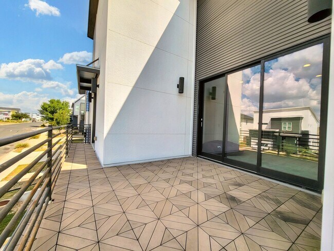 Building Photo - Spacious & Modern 3BR 2.5/BA Home with Lar...
