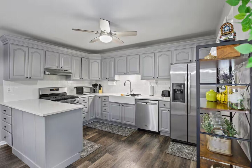 Kitchen with a stove, oven, refrigerator, freezer, dishwasher, toaster, blender, hot water kettle - 1002 Juniper Ln
