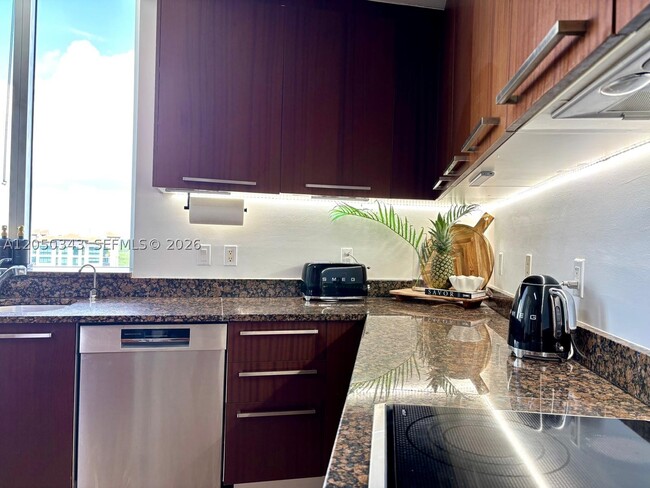 Building Photo - 15901 Collins Ave