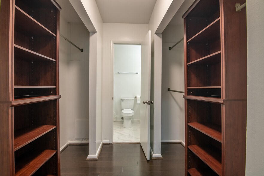 Walk thru closet - 1001 Woodland Vlg
