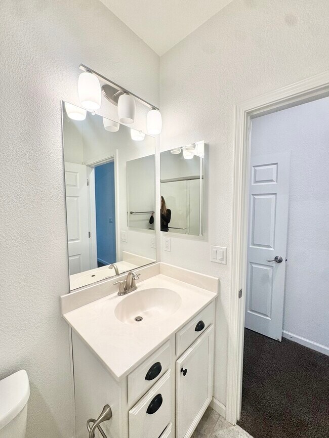 Building Photo - Stunning 5BR Home with Pool, Loft & 3-Car Garage!