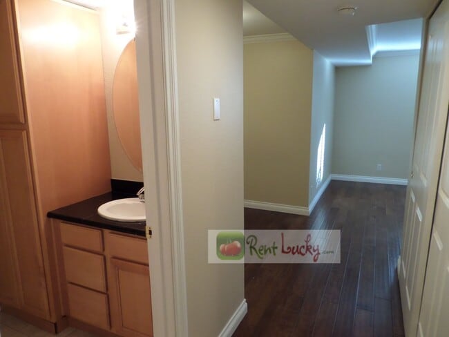 Building Photo - GREAT PRICE!! Super Cute Studio w/Parking in Fantastic Downtown Seattle Location!!