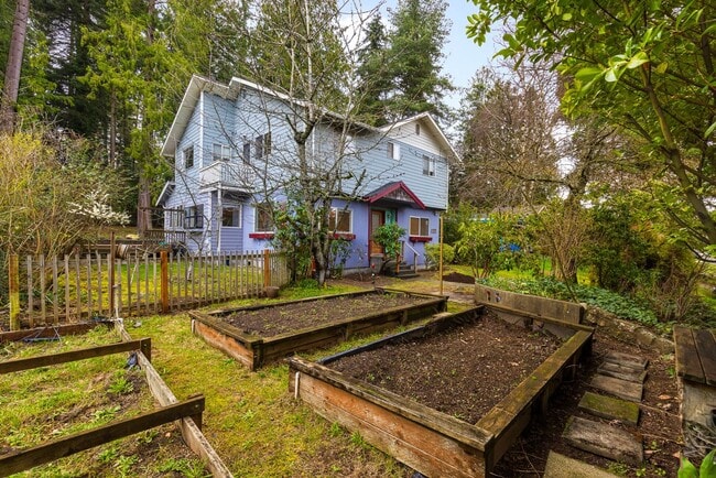 Building Photo - 16725 10th Ave NE