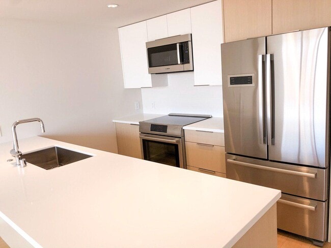 Building Photo - 1001 Queen St