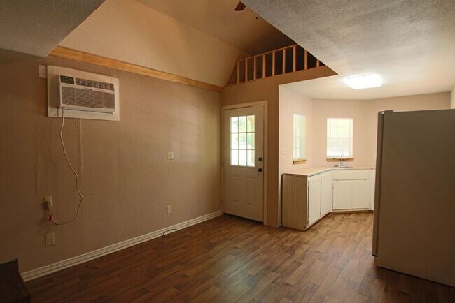 Building Photo - Tiny Home Living in Whitehouse!